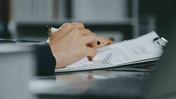 zaken en advocaten bespreken contractpapieren met koperen schaal op bureau in kantoor. wet, juridische diensten, advies, rechtvaardigheid en wet concept foto met film grain effect video