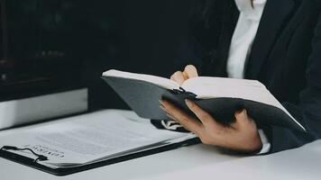 zaken en advocaten bespreken contractpapieren met koperen schaal op bureau in kantoor. wet, juridische diensten, advies, rechtvaardigheid en wet concept foto met film grain effect video