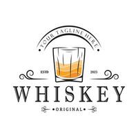 Clásico prima whisky logo etiqueta con vaso o cerveza. para bebidas, barras, clubs, cafés, compañías. vector