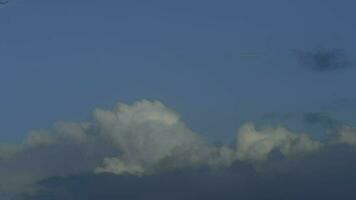 uno hora lapso de tiempo con vista a cambiable clima parcialmente nublado cielo video