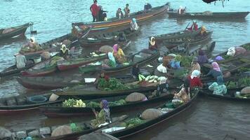diariamente manhã atividade às flutuando mercado kuin rio banjarmasin, sul Kalimantan Indonésia video