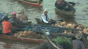 quotidiano mattina attività a galleggiante mercato Kuin fiume banjarmasin, Sud kalimantan Indonesia video