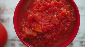 pomodoro incolla con maturo pomodori. video