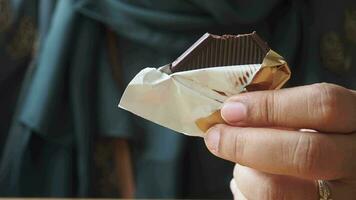 retirer le sachet d'un chocolat video