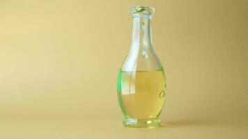 scrosciante oliva olio nel un' vaso su colore sfondo video