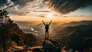 un hombre soportes en el cumbre de un montaña, su brazos elevado en victoria, un símbolo de libertad, éxito, y el humano espíritu. generativo ai foto