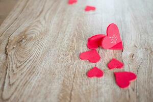 concepto San Valentín día, un rojo corazón símbolo y tiene el texto yo amor usted hermosa metido en un de madera mesa. tomar un de cerca y selectivo enfocar, Copiar espacio para diseño y texto. borroso antecedentes. foto