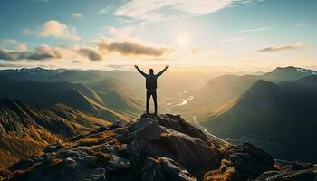 un hombre soportes en el cumbre de un montaña, su brazos elevado en victoria, un símbolo de libertad, éxito, y el humano espíritu. generativo ai foto