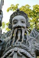 un estatua de un hombre con un largo barba foto