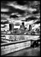dramático contraste negro y blanco Londres horizonte desde un puente terminado el Támesis foto