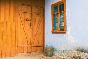 el portón a el casa es decorado con un modelo de metal. antiguo abandonado casa en el pueblo antiguo hierro portón en el yarda de un país casa. verde metal puerta. foto