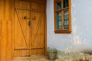 The gate to the house is decorated with a pattern of metal. Old abandoned house in the village Old iron gate in the yard of a country house. Green metal gate. photo