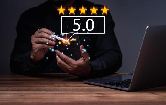 cliente Servicio experiencia y negocio satisfacción encuesta. mujer utilizando teléfono inteligente, dar cinco estrella símbolo a incrementar clasificación de producto, Servicio mente concepto. negocio corporativo encuesta de servicio. foto