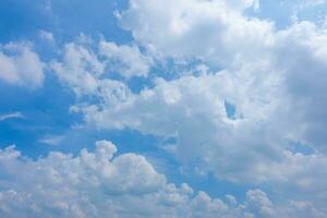 hermosa azul cielo con nublado. color cielo es claro con blanco nubes en natural antecedentes. foto