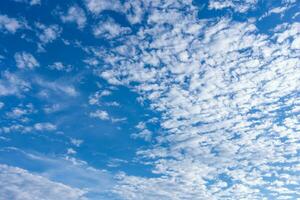 hermosa azul cielo con nublado. color cielo es claro con blanco nubes en natural antecedentes. foto