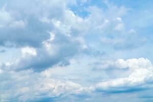 hermosa azul cielo con nublado. color cielo es claro con blanco nubes en natural antecedentes. foto