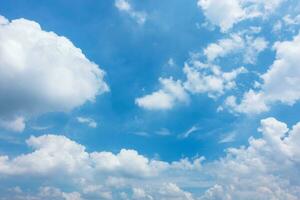 hermosa azul cielo con nublado. color cielo es claro con blanco nubes en natural antecedentes. foto