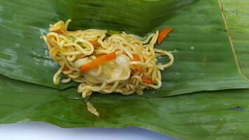 bakmi kuning, típico indonesio alimento, hecho desde trigo harina aislado antecedentes foto