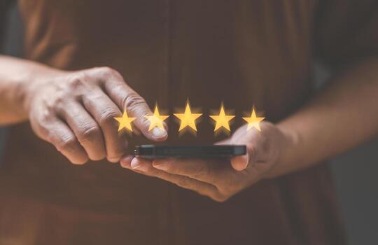 cliente Servicio experiencia y negocio satisfacción encuesta. mujer utilizando teléfono inteligente, dar cinco estrella símbolo a incrementar clasificación de producto, Servicio mente concepto. negocio corporativo encuesta de servicio. foto