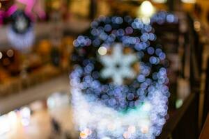 cerca arriba árbol Navidad interior de un compras centro comercial o Departamento almacenar, fondo, Copiar espacio en Derecha para un diseño, noche luz, contento nuevo año concepto foto