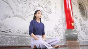 Asian young women enter ancient Chinese temples to make merit, pay homage to monks, meditate. video