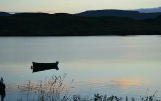 siluetado bote en lago dunvegano foto
