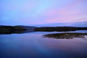 crepúsculo terminado lago dunvegano en Escocia foto