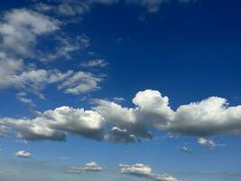 blanco cúmulo nubes en el antecedentes de azul cielo, antecedentes foto