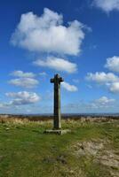 cruzar Roca marcador en norte Yorkshire Inglaterra foto