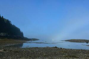 niebla arco iris en un escénico marina en Maine foto