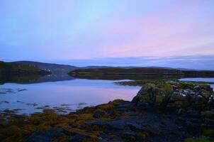 pastel cielo terminado lago dunvegano en Escocia foto