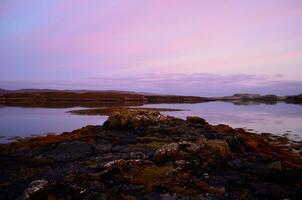 rosado y púrpura cielo a dunvegano lago foto