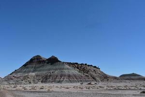 montañas de solidificado arenisca con vistoso capas foto