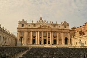 grande número de sillas relleno el cuadrado en Vaticano ciudad foto