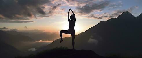 silueta de un mujer practicando yoga en el cumbre con montaña antecedentes. ai generado foto