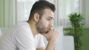 depressivo pensando jovem homem é triste e infeliz às lar. video