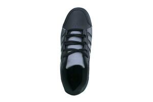 zapatillas negro con gris acentos en un blanco único. deporte Zapatos en blanco antecedentes foto
