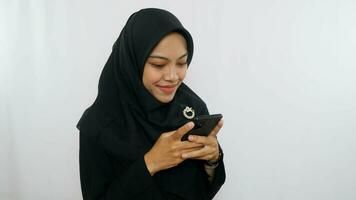 alegre joven asiático mujer tomando autofoto, Mira teléfono inteligente frente cámara aislado terminado blanco antecedentes foto