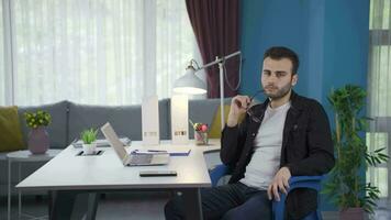 attent freelance zakenman. video