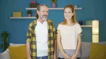 padre y hija sonriente a cada otro. video