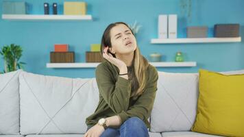 Jeune fille avec endolori oreilles. video