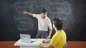 el profesor pone un estudiante con mental retraso a un examen y el estudiante falla video