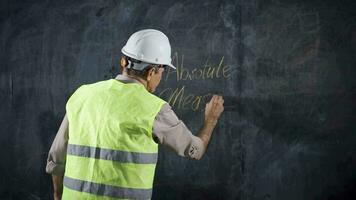 ingénieur homme écrit absolu la mesure sur le planche. video