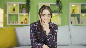 besorgt asiatisch Teenager Mädchen Denken und verärgern. video