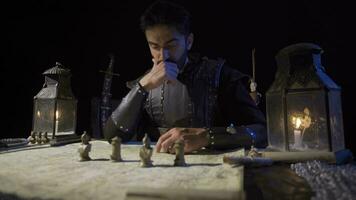schaak stukken Aan de kaart in oude keer. oorlog voorbereiding in historisch keer. video