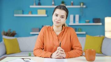 retrato do jovem empreendedor mulher levantando sobrancelhas dizendo não dentro casa escritório. video