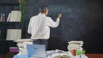 The historian man writing the years of the second world war on the blackboard. video