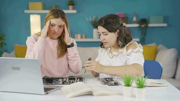 amigos quem estragar e queimar eletrônico materiais juntos estão chateado. video