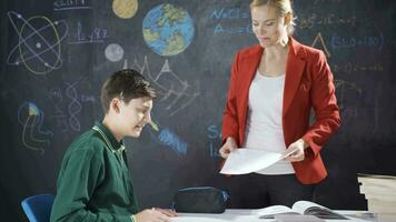 ein Lehrer setzt ein Mädchen Schüler zu ein Prüfung und das Schüler bekommt aufgeregt. video