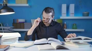 confus historien homme réfléchi et stressé. video